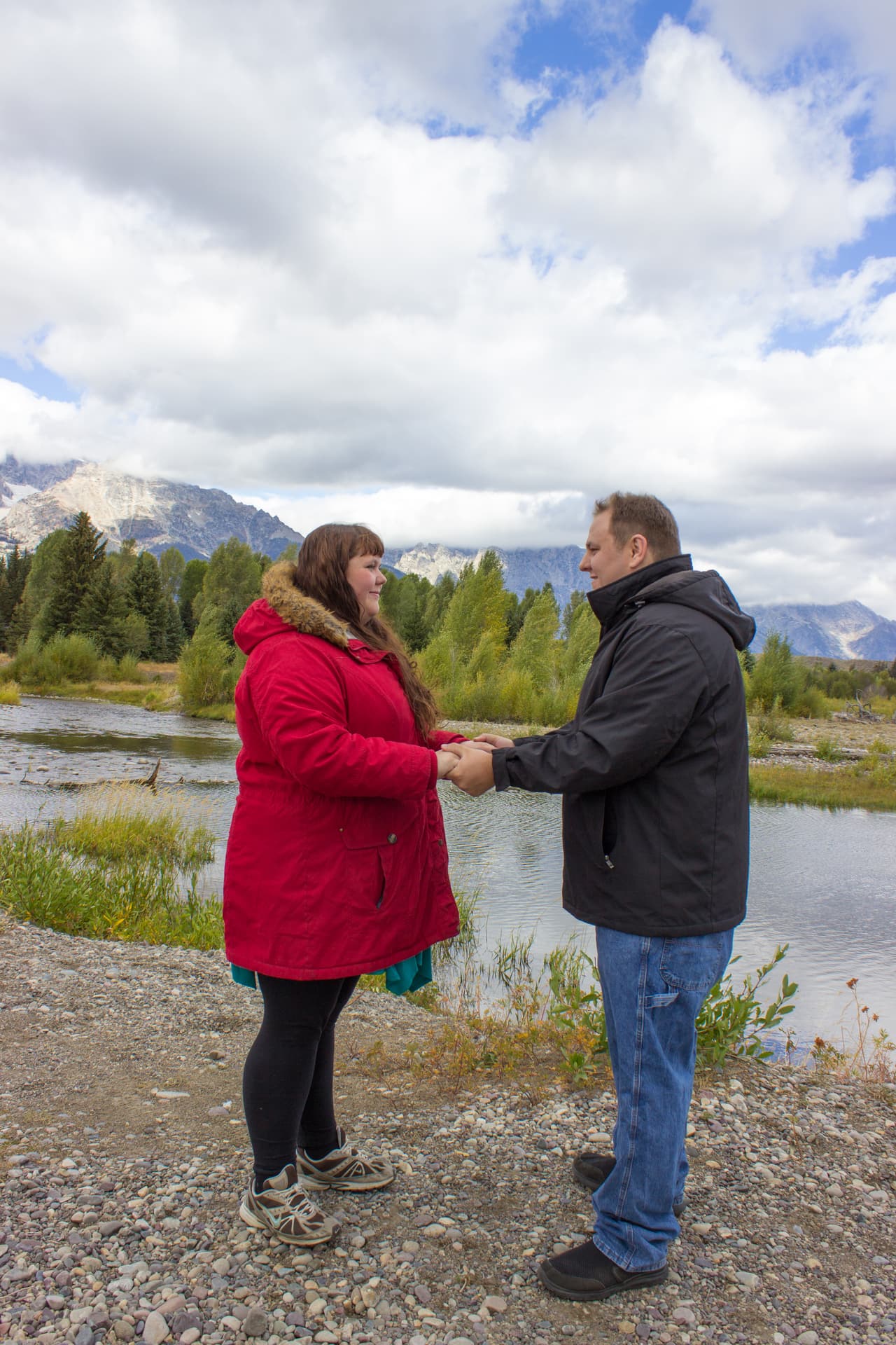 "Estamos muy emocionados, somos dos personas a las que les pasaron muchas cosas, él se fue a las fuerzas armadas, yo me fui a la costa este a estudiar, muchas decisiones tuvieron que ser hechas para que esta unión pasara. El sol y la luna tuvieron que alinearse por eso el eclipse es el momento justo para celebrar nuestro amor", le dijo a Univision Cohen.