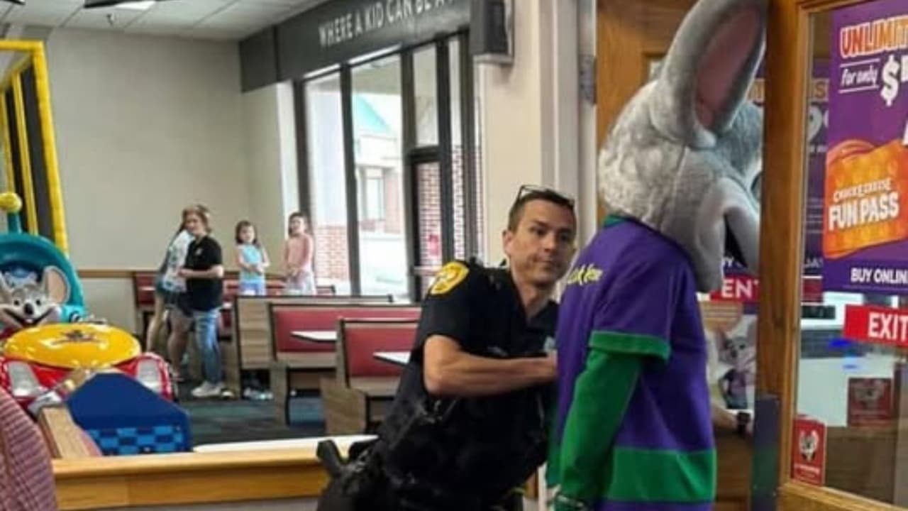 Arrestan a empleado disfrazado de Chuck E. Cheese por fraude con tarjeta de crédito en Tallahassee