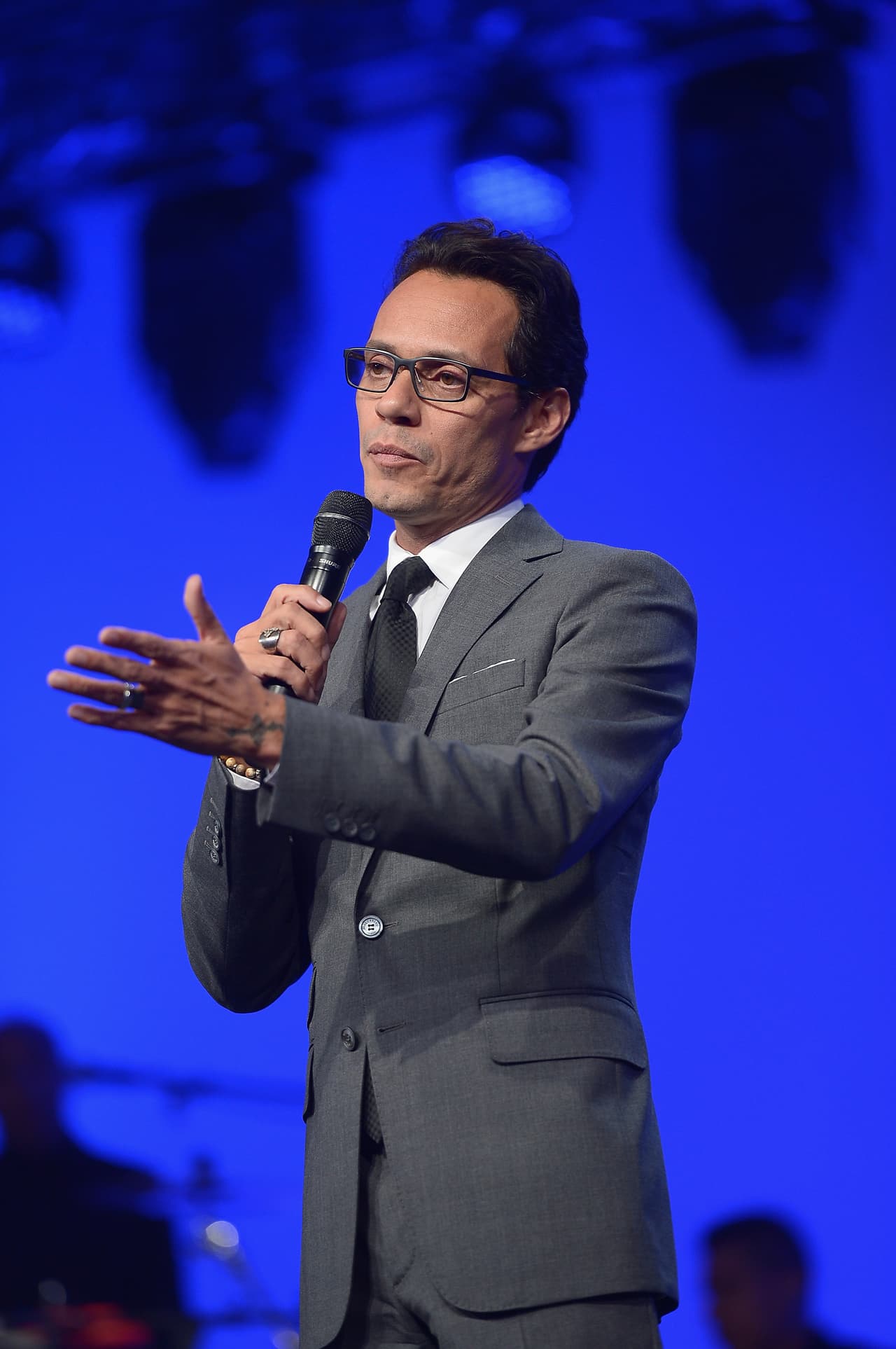 Uno de los famosos que nunca ha ocultado su gran corazón es Marc Anthony, y en su Twitter compartió una imagen con la bandera de Francia y un moño negro al centro en señal de luto.