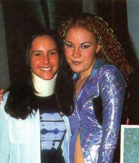 Esta foto del recuerdo se la tomó con Daniela Magún, integrante del grupo 'Kabah'.