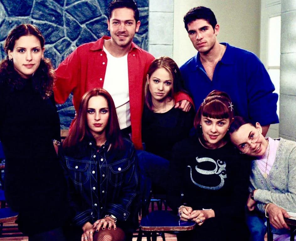 A finales de la década de 1990 fue parte del melodrama juvenil 'Soñadoras', donde compartió créditos con Laisha Wilkins, Eduardo Verástegui, Jan y más.