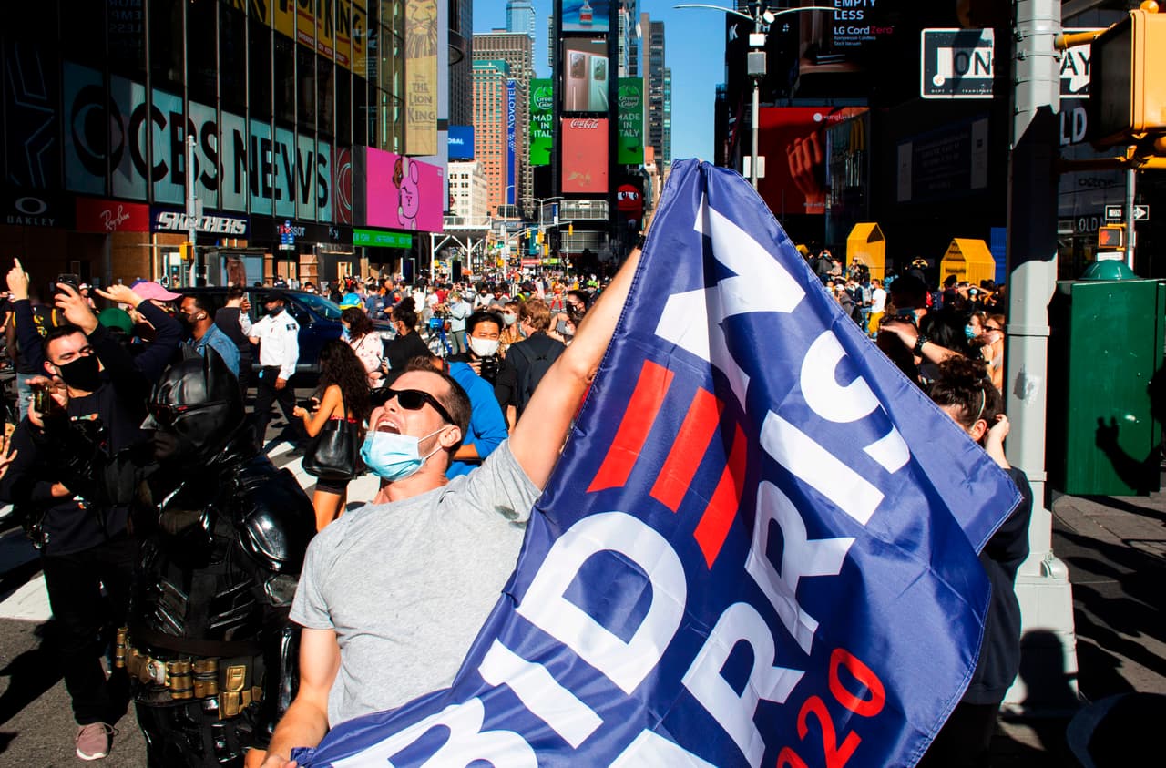 Cientos de personas celebrando la victoria demócrata en las calles de Nueva York.