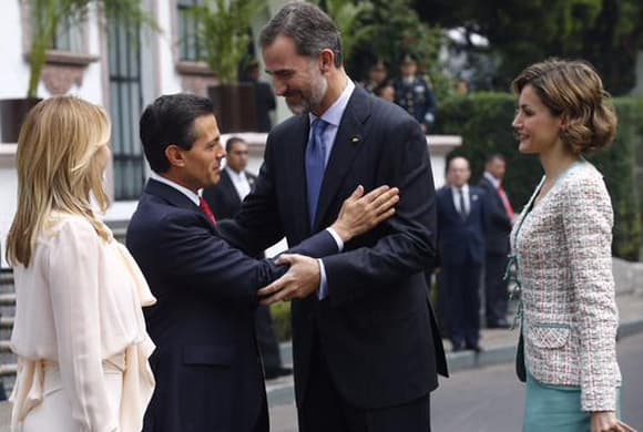 Fue ahí donde el presidente de México, Enrique Peña Nieto, y la primera dama Angélica Rivera, recibieron con los brazos abiertos a sus excelencias.