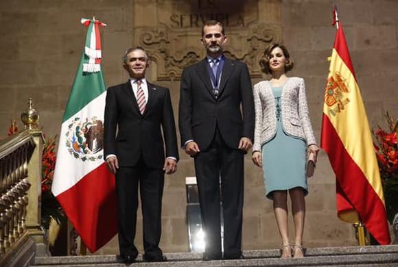 Quien nombro a los soberanos de España como "Huéspedes Distinguidos".