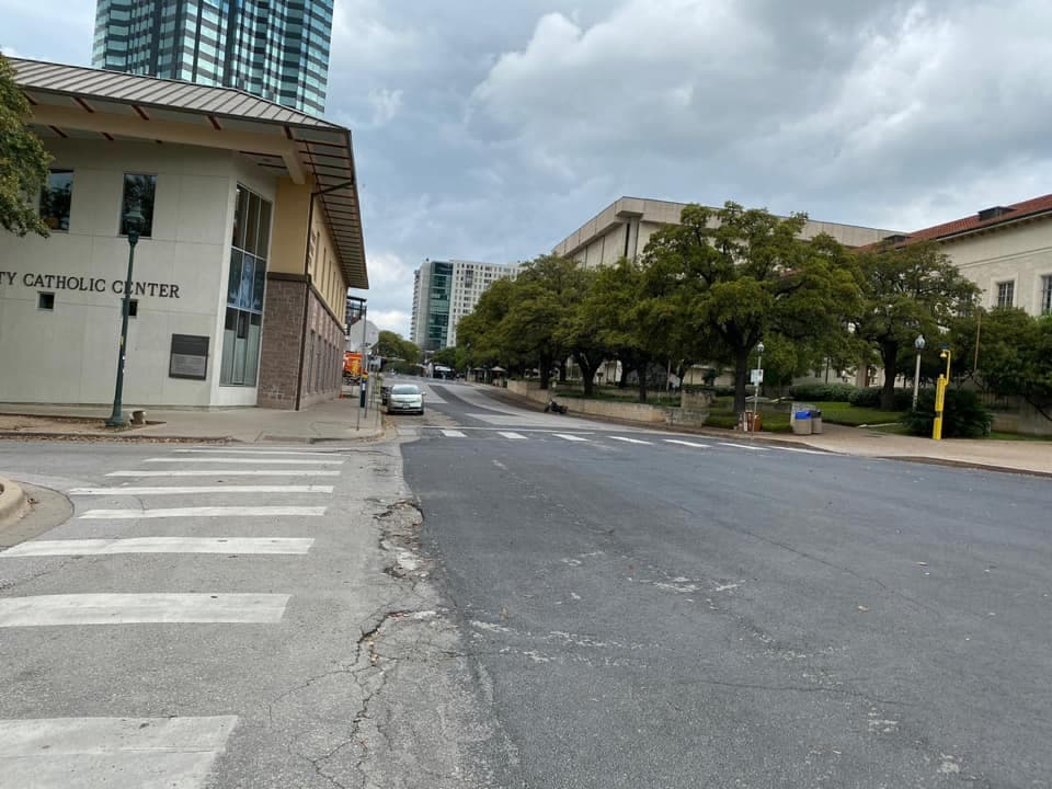 Las autoridades emitieron una orden para cerrar los restaurantes y bares este martes, permitiendo solamente el recogido y entrega de alimentos. También se extendió las 
<a href="https://www.univision.com/local/austin-kakw/distritos-escolares-en-el-centro-de-texas-extienden-sus-vacaciones-de-primavera-por-coronavirus-fotos">vacaciones de primavera para las escuelas. </a>