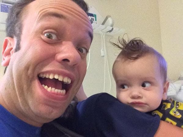 Forman una pareja muy divertida, basta con ver las imágenes donde aparecen juntos: "¡Papi está loco! Sebastián cuando estaba en el hospital", recordó con esta foto.