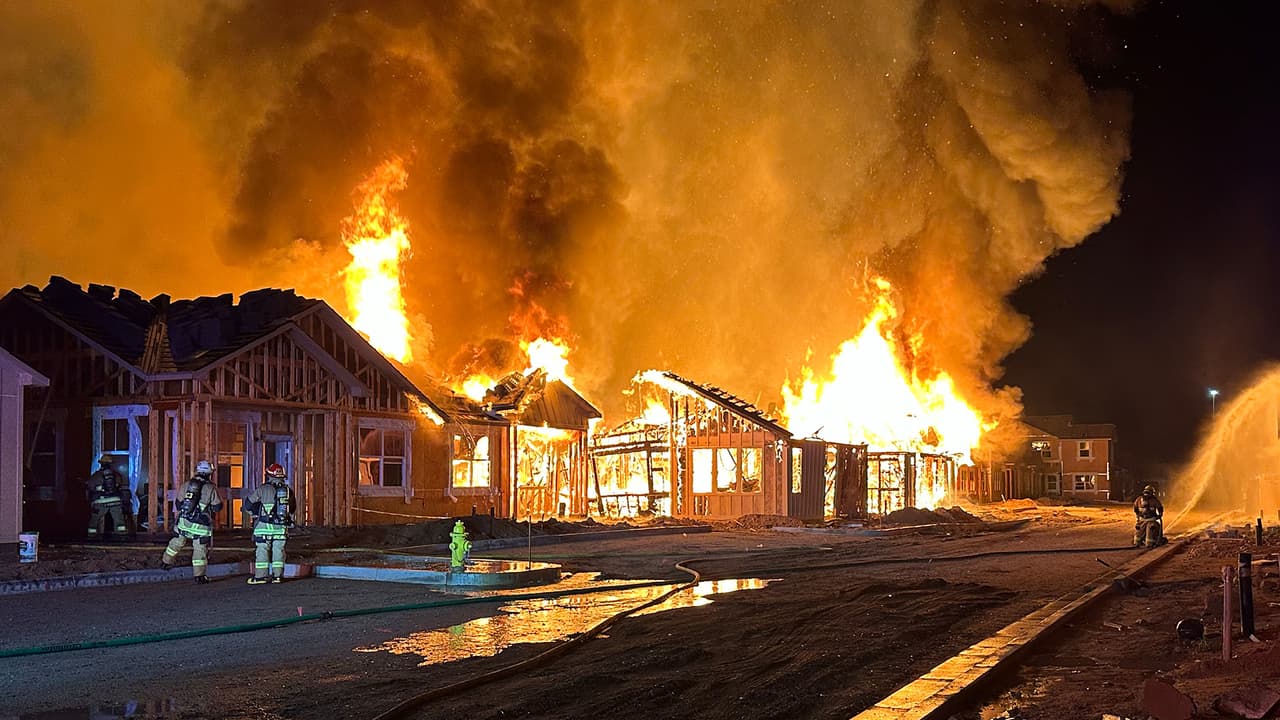 El fuerte incendio se registró cerca de 59th Ave y Baseline Rd, en Phoenix, alrededor de las 11:30 de la noche del domingo.
