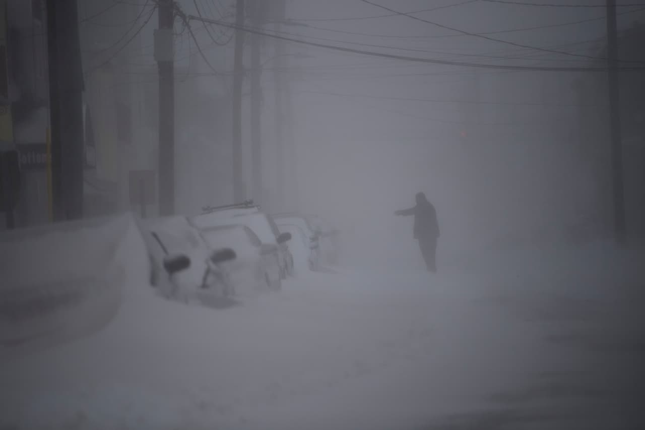 Una fila de autos casi totalmente cubiertos por la nieve en Atlantic City, Nueva Jersey.