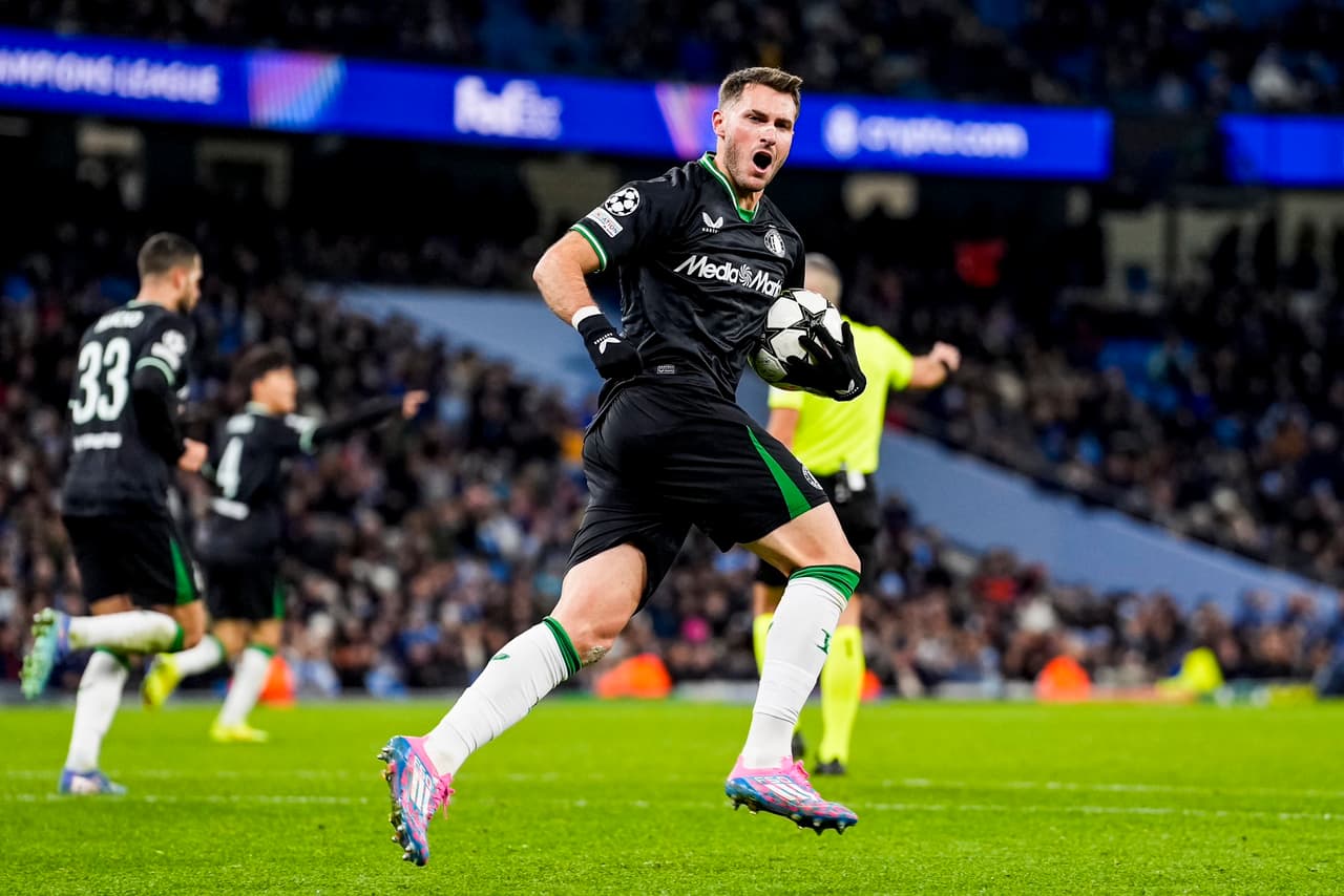 Para el DT del Feyenoord, su equipo es otro con Santiago Giménez
