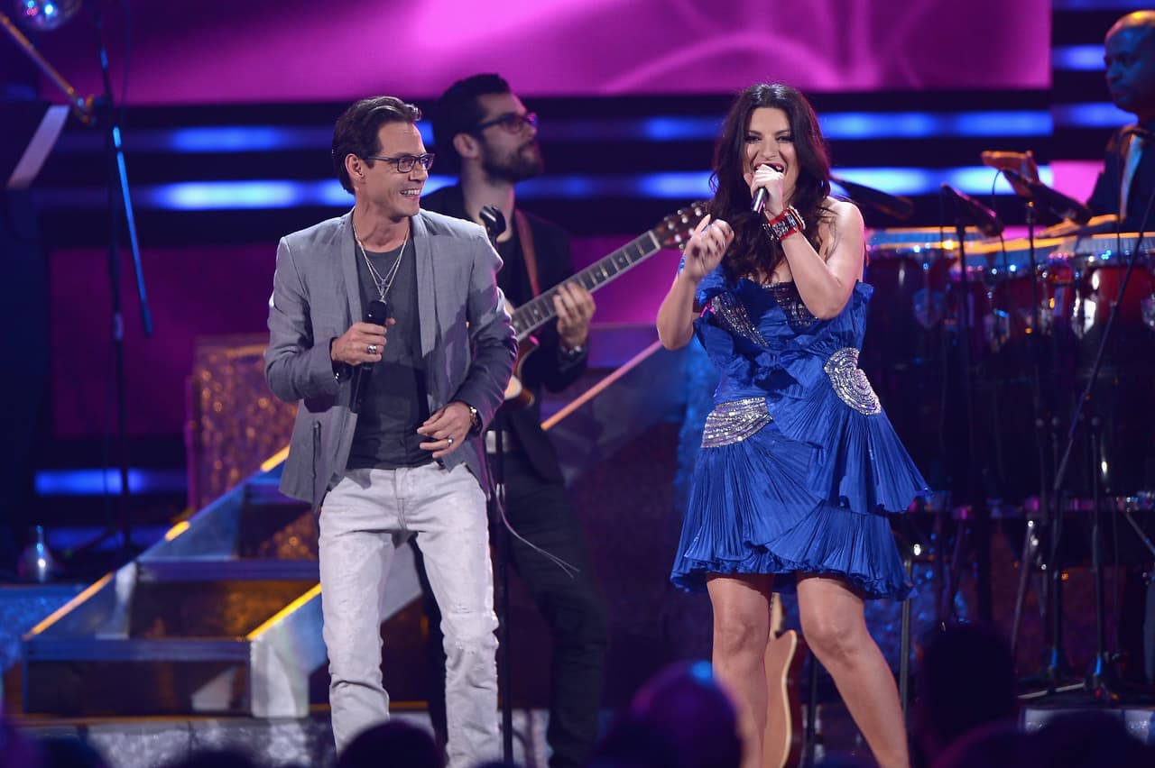 Laura Pausini y Marc Anthony
<br>Año: 2015
<br>De estos duetos que nunca imaginamos veríamos. Aquí se juntaron el pop con la salsa. Hasta vimos a la Pausini intentar moverse como Marc. Interpretaron 'En cambio no', 'Víveme' y 'Se fue'.