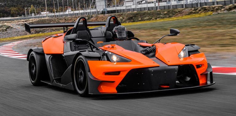 Un coche que ya participó de varias ediciones de la Race Of Champions es el 
<b><a href="http://www.univision.com/organizaciones-ktm">KTM</a> X-Bow</b>, un vehículo deportivo que como reclamaba el célebre diseñador de Fórmula 1 Colin Chapman “sólo lleva lo justo y necesario”. Esta versión bautizada 
<b>R Comp</b> lo muestra.