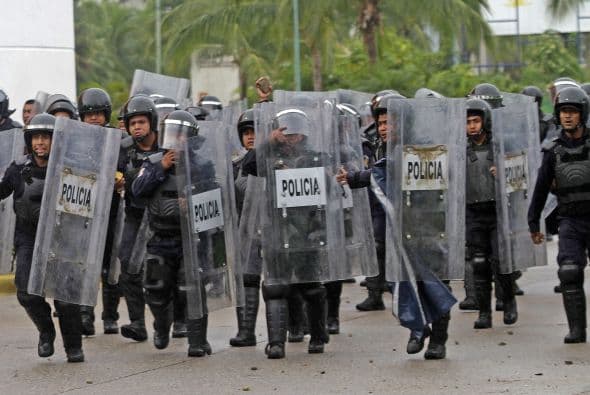 Policías federales respondía con piedras ante las agresiones.