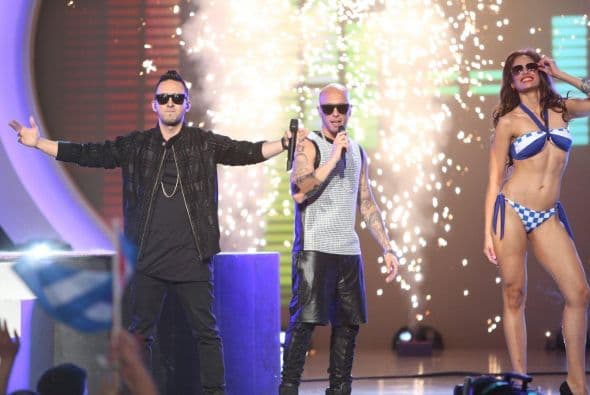 Las chicas derrocharon sensualidad en el escenario mientras que Alexis y Fido trajeron el swing caribeño con su tema "Alócate". Las 12 finalistas hicieron una pasarela con toda la coquetería de la belleza latina. Trajes de baño por Claudia Zuleta.