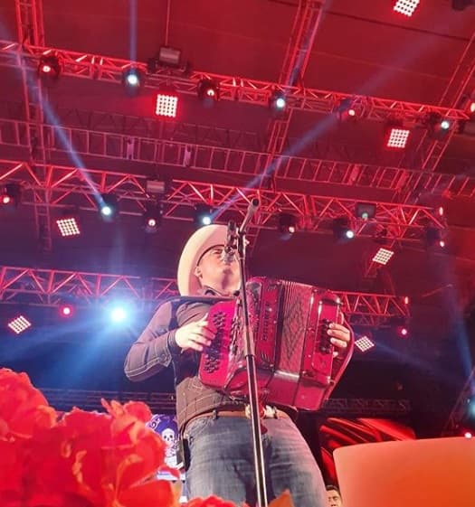 En la víspera de los festejos por el 
<b><a href="https://www.univision.com/noticias/20-ideas-para-lucir-el-mejor-maquillaje-en-el-dia-de-los-muertos-2019" target="_blank">Día de Muertos</a> </b>en México, el intérprete de 
<b><a href="https://www.youtube.com/watch?v=UQEISoSFOMU" target="_blank">'En definitiva'</a></b> recordó que siempre le ha gustado esa celebración y dijo que comenzó a componer al descubrir su gusto por las 'calaveritas', composiciones en verso alusivas a los difuntos.