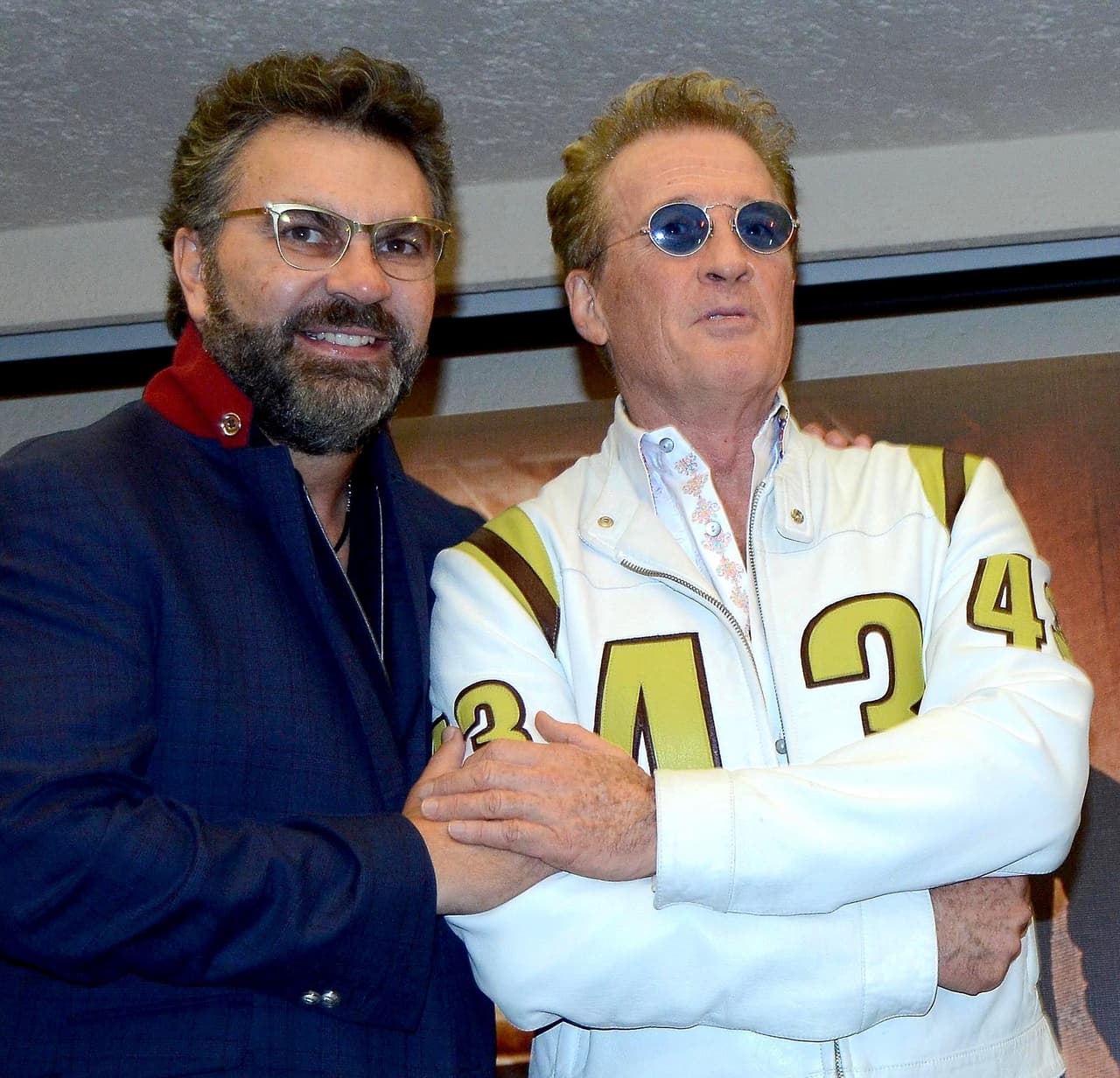 En sus inicios, Mijares era corista de Emmanuel. La experiencia profesional conjunta y la convivencia han consolidado su gran amistad.