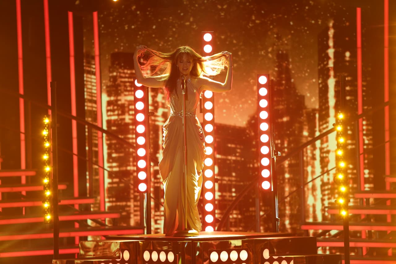 La estrella mexicana conquistó a las bellas y al público con una magistral interpretación de su nuevo sencillo ‘Vuélveme a querer’.