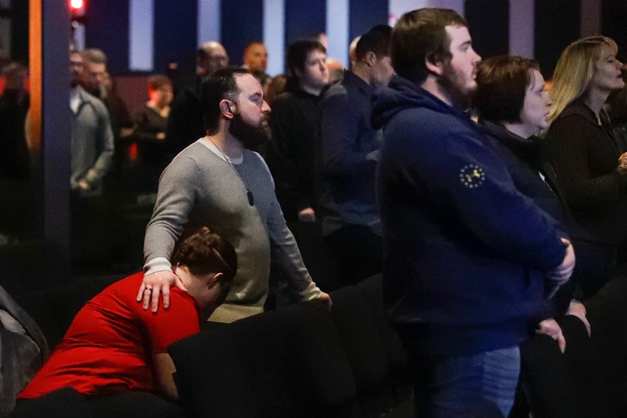 <b>"El tiroteo masivo en Milawaushe nos afecta igual que otros tiroteos</b>, dice Riley Reed de Indivisible Chicago. 
<b>"Tenemos el equivalente en las calles de Chicago. Pedimos leyes de armas sensatas. Y es por eso que estaremos afuera hoy... para darle este mensaje a Washington". </b>