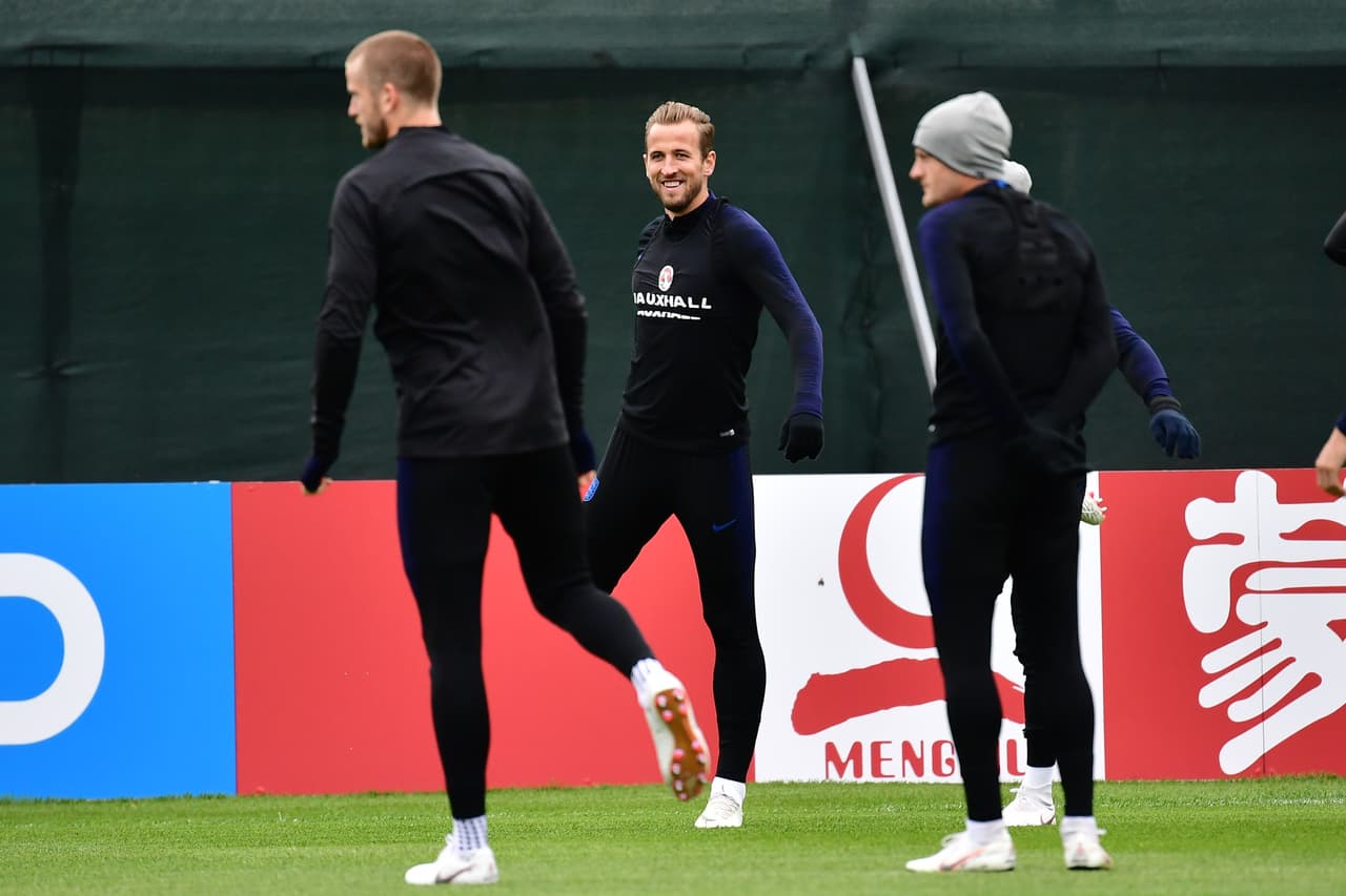 El delantero Harry Kane (centro) es el actual goleador del Mundial de Rusia con cinco goles, y buscará ampliar su registro frente a Colombia.