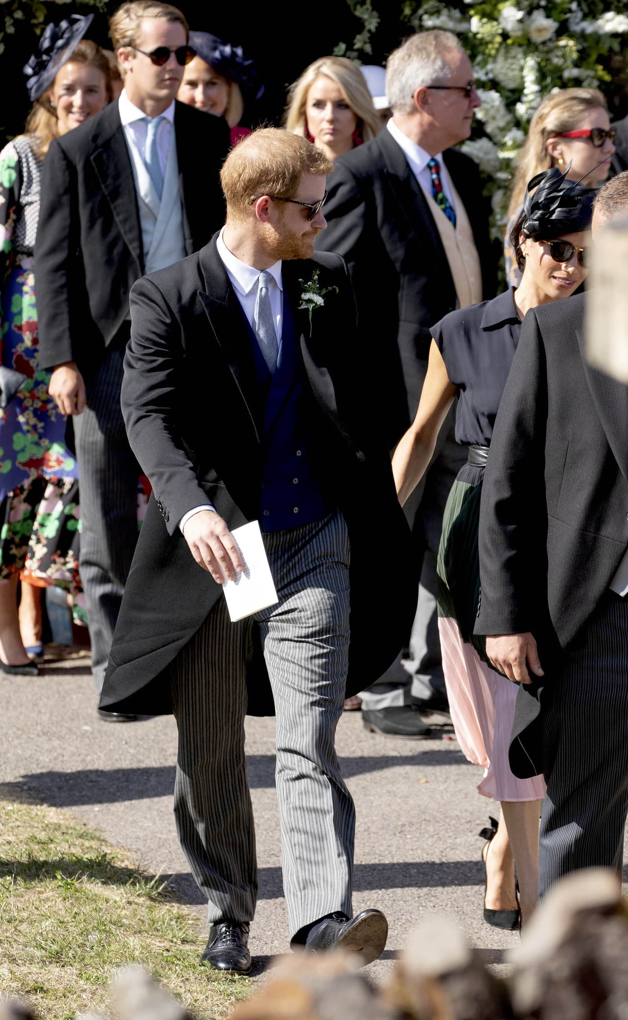 Al parecer, Meghan no es la única que recicla sus prendas, pues su esposo, el príncipe Harry fue captado usando en más de una ocasión, unos
<b><a href="https://www.univision.com/shows/el-gordo-y-la-flaca/el-look-de-la-semana-se-lo-lleva-los-zapatos-rotos-del-principe-harry-y-jomari-nos-dice-por-que-video">zapatos con un hoyo</a></b>.