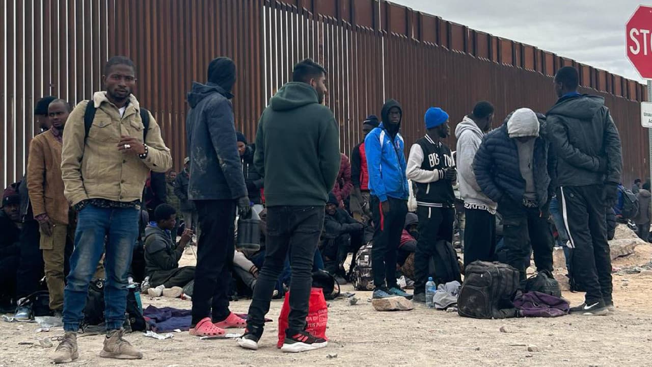 Y es que esta remota región de Arizona, enclavada en el Desierto de Sonora, ha visto un significativo aumento de migrantes, que cruzan desde México la valla fronteriza de manera irregular para adentrarse hacia los Estados Unidos.