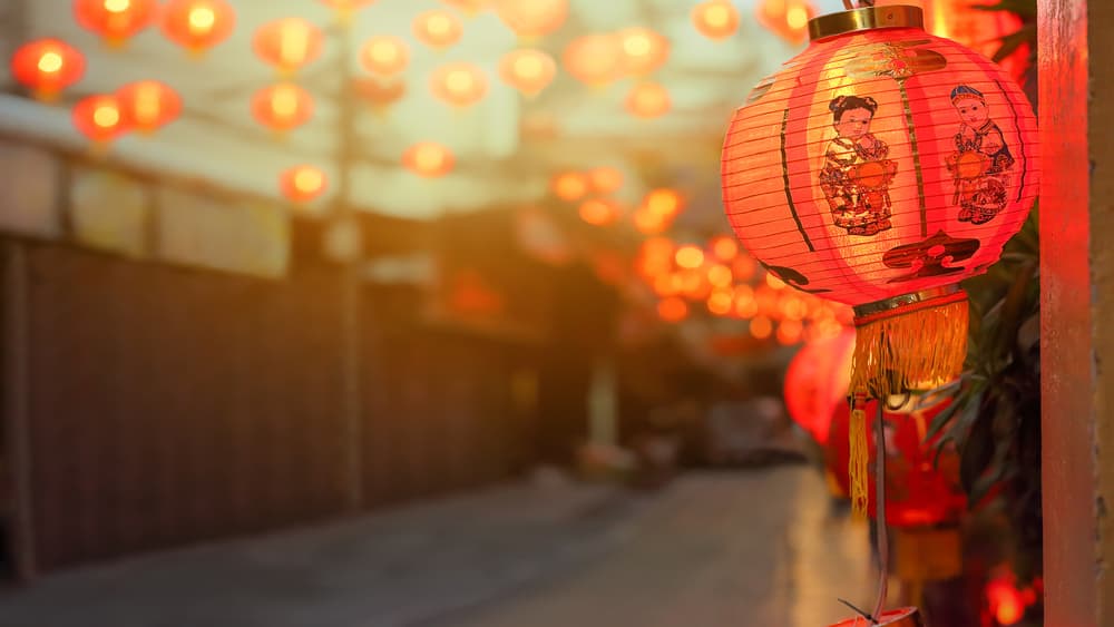 La comunidad china cuenta con muchísimas tradiciones y costumbres que hacen no sólo durante el día del Año Nuevo, sino desde días atrás. Por ejemplo, decoran sus casas y calles con linternas de color rojo y dorado - los tonos por excelencia durante sus festejos.