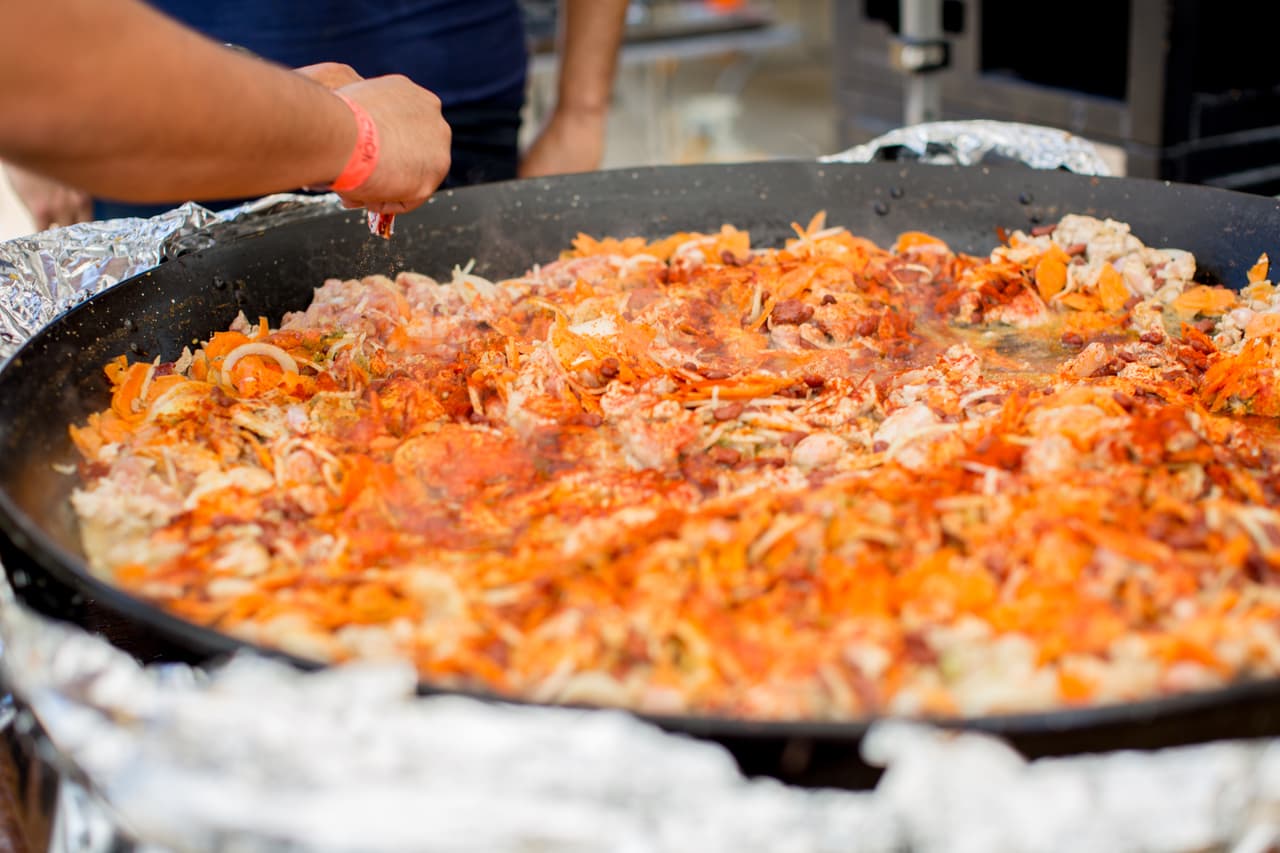 Una vez listo el arroz es servido en bandejas de aluminio con una capacidad para más de 100 porciones.