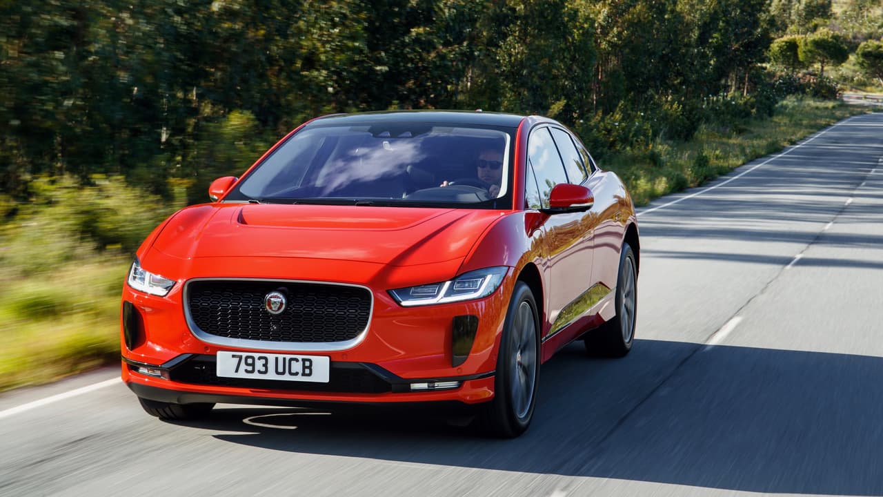 La posición de la batería en el suelo del vehículo y una separación del asfalto similar de la de un automóvil regular resultan en un centro de gravedad bajo que provee estabilidad, y en consecuencia también seguridad a la marcha de la Jaguar I-Pace.