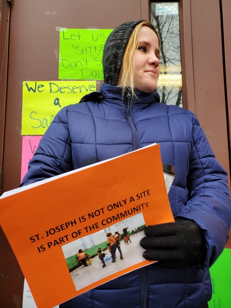 El centro también tiene otros recursos que actualmente se le ofrecen a los residentes de la comunidad, como su programa de ESL, para ofrecer clases de inglés como segundo idioma y GED para involucrar a los padres en la escuela.