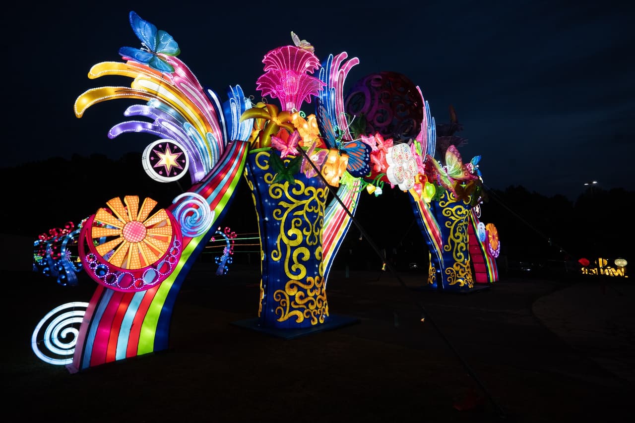<b>Evento</b>: Winter Lantern Festival
<br>
<b>Fechas</b>: Hasta el 2 de enero de 2024
<br>
<b>Lugar</b>: Gwinnett County Fairgrounds. 2507 Sugarloaf Pkwy. Lawrenceville, GA
<br>
<b>Sitio web</b>: 
<a href="https://winterlanternfestival.com/">https://winterlanternfestival.com/</a> 
<br>
<br>Disfruta de un deslumbrante mundo de luz con más de 1000 linternas chinas. Todas han sido hechas a mano por artesanos con décadas de experiencia.
