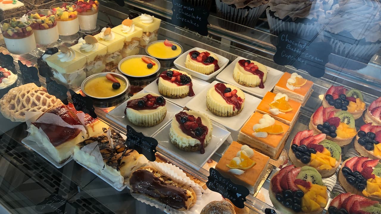 Martínez aprendió la técnica de la pastelería, descubrió que era su pasión y la gente comenzó a buscarla para pedirle pasteles para eventos especiales. Años después, con una ténica perfeccionada, decidió comenzar su propio negocio.