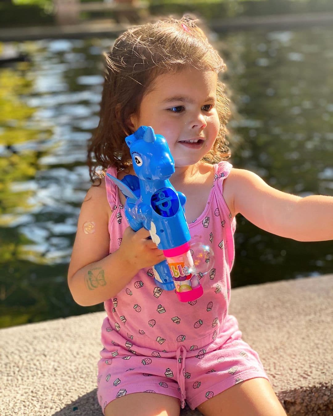 Mila nació el 21 de noviembre de 2016 y aunque por un tiempo sus papás permanecieron unidos, decidieron que lo mejor era criarla y cuidarla por separado.