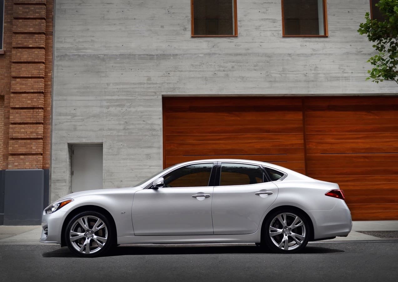 <b>10. Infiniti Q70:</b>
<br>La práctica logra la perfección, por lo que no nos sorprende ver a este veterano, que está por entrar en su octavo año de producción, como el décimo auto más confiable de EEUU. Consumer Reports dice además que "su maniobrabilidad es ágil y su dirección en comunicativa" a la vez que elogió la calidad de su construcción. El
<b><a href="http://www.univision.com/noticias/a-bordo/infiniti-q70-2015-prueba-a-bordo-full-video"> Infiniti Q70</a></b> llega disponible con motor V8 o con un tren motriz híbrido con motor V6. El modelo probado por la publicación tenía un costo de 58,665 dólares.