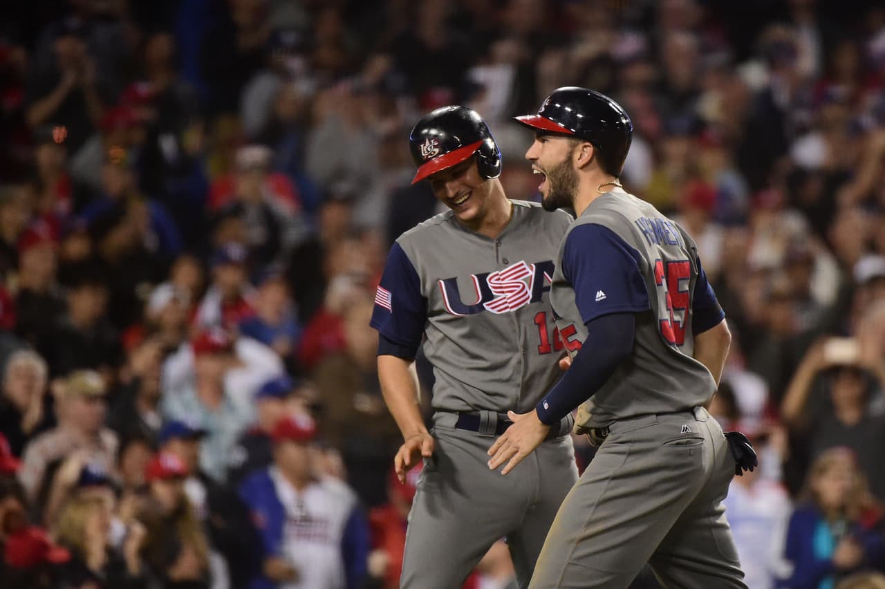 Estados Unidos estaba muy cerca de su primer título en un Clásico Mundial. Arenado y Hormer celebraron tras anotar en la séptima entrada.