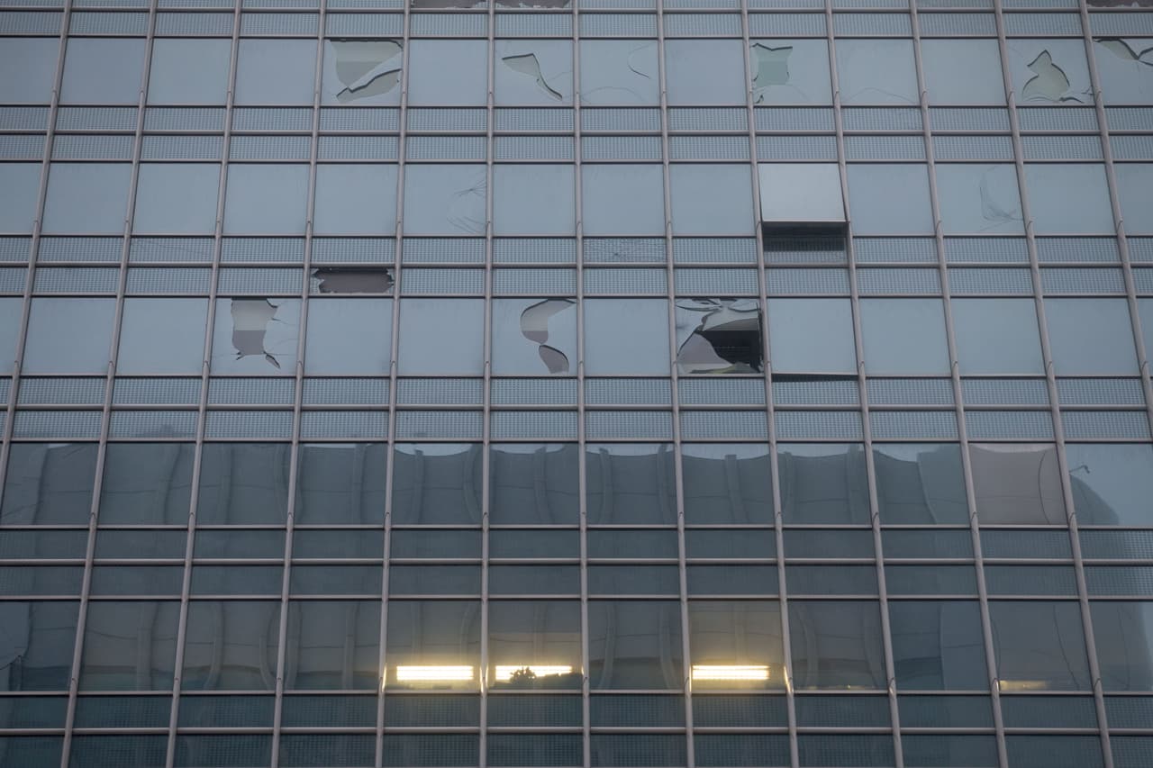 El edificio One Finance Centre de Hong Kong. El ojo de Mangkhut, nombre tailandés para una fruta del sudeste asiático, estaba este domingo a 62 millas (100 km) de Hong Kong, pero la isla estaba atrapada aún en remolinos de lluvia y vientos huracanados.