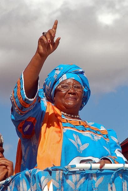 40.- JOYCE BANDA: Es la primer presidenta mujer de Malawi y la segunda en todo el continente africano, tiene 64 años.