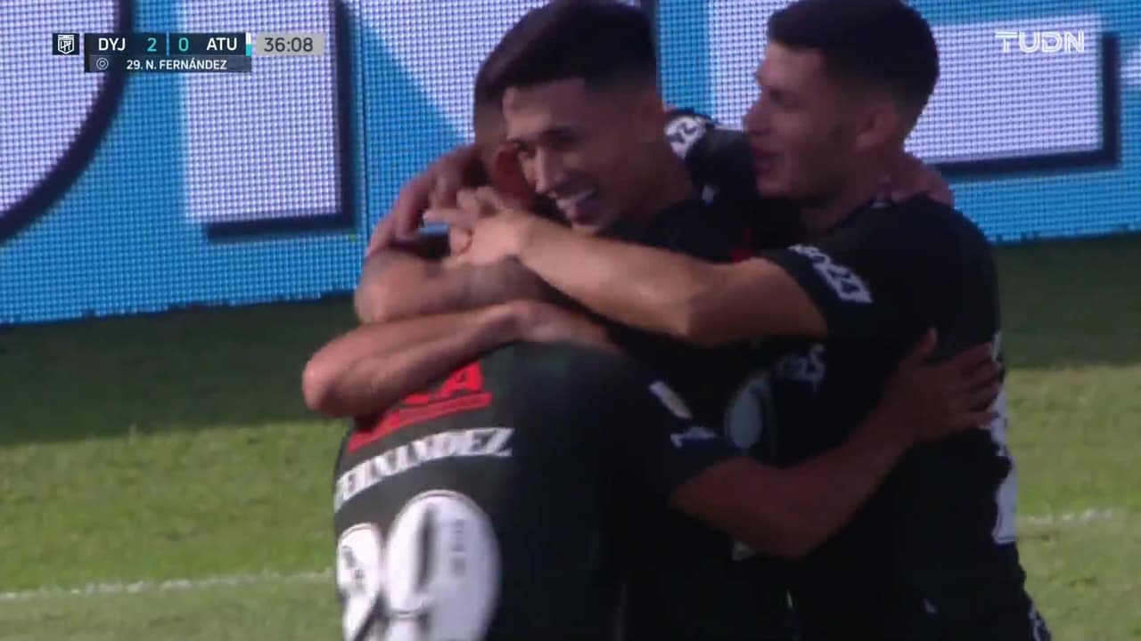 Desde los once pasos Fernández anota el 2-0 para Defensa sobre Tucumán