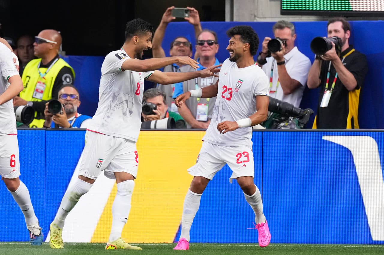 El iraní Mohammad Mohebbi (8) celebra un gol de Ramin Rezaeian (23) durante el partido de fútbol del Grupo G de la Copa del Mundo entre Irán y Nueva Zelanda.
