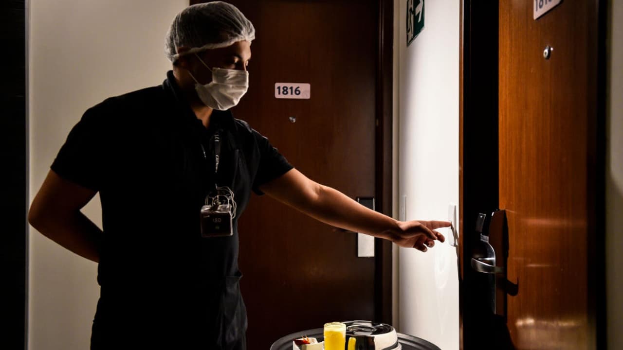 Las razones por las que hay gran escasez de trabajadores en hoteles de EEUU, según este experto