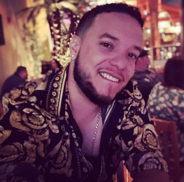 Y a pesar de no ser novios no tiene ningún problema en acompañarla en sus eventos importantes y cantar junto a ella en el escenario.