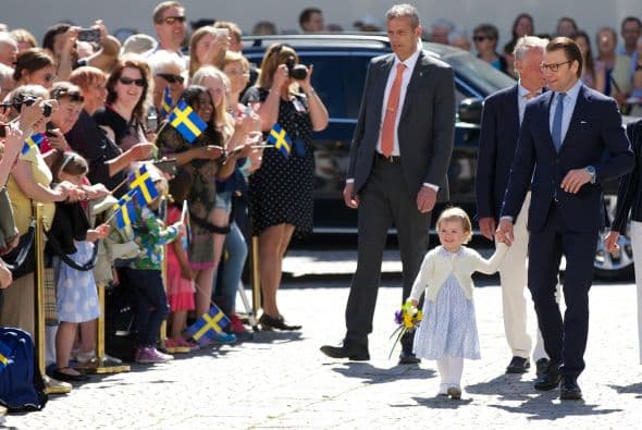 Y es que esta pequeña, a sus dos años, inauguró un camino en el castillo de Linköping.