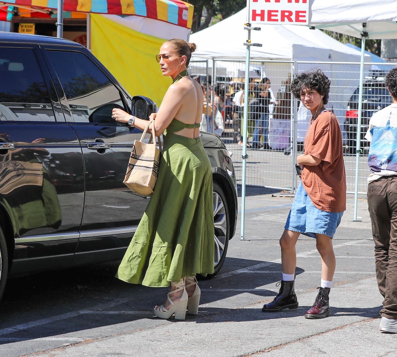 De acuerdo con el Daily Mail, el vestido es de la firma Cult Gaia y tiene un
<b> precio de casi 600 dólares. </b>
<br>