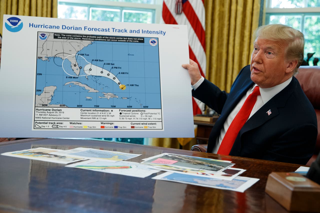 Trump usa un mapa de la trayectoria de Dorian alterado con un sharpie para no admitir que se había equivocado