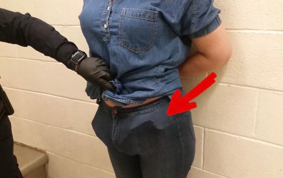 El director de Operaciones de Campo en el Sector Tucson, Guadalupe H. Ramírez, informó que durante el pasado fin de semana fueron interceptadas por lo menos cuatro personas en posesión de grandes cantidades de dinero. Una mujer escondía los fajos de billetes por todo su cuerpo.