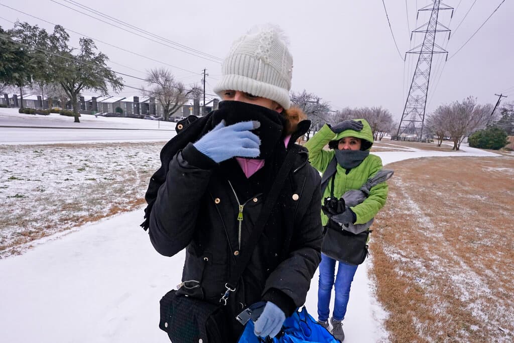 Amanda, a la izquierda, y Rebecka bajo el clima helado en Dallas, Texas.