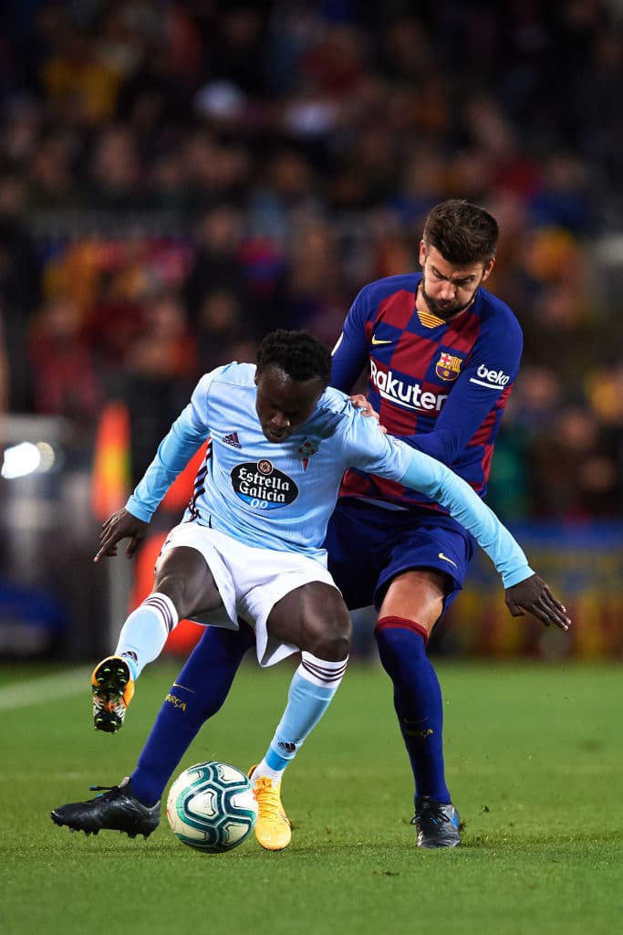 Con triplete de Lionel Messi y gol de sergio Busquets, el Barcelona gana y vuelve a tomar la cima del torneo.