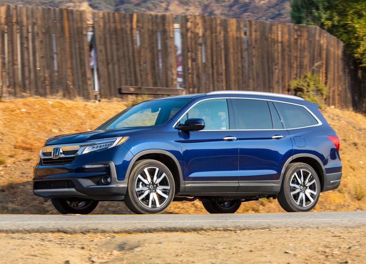 La Honda Pilot, espaciosa con sus tres filas de asientos, tiene la reputación de ser la SUV que más se parece a un miniván en términos de apariencia y espacio de carga. Conocida por sus excelentes calificaciones de seguridad y confiabilidad, es una de las opciones más populares para vehículos familiares.
<br>
<br>En imagen: Honda Pilot 2019