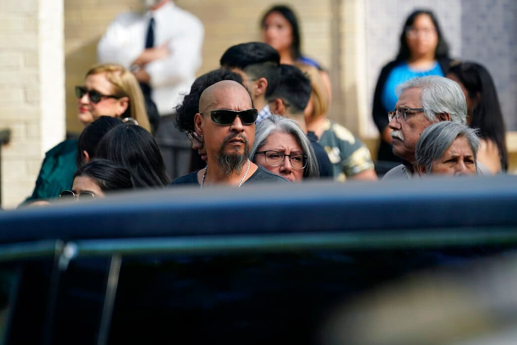 Los coches fúnebres llegaron en una procesión encabezada por policías y motociclistas civiles.