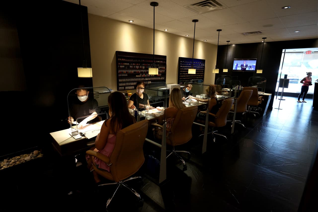 Salones de uñas, salones de masaje y spas, incluyendo centros de depilación láser y con cera.