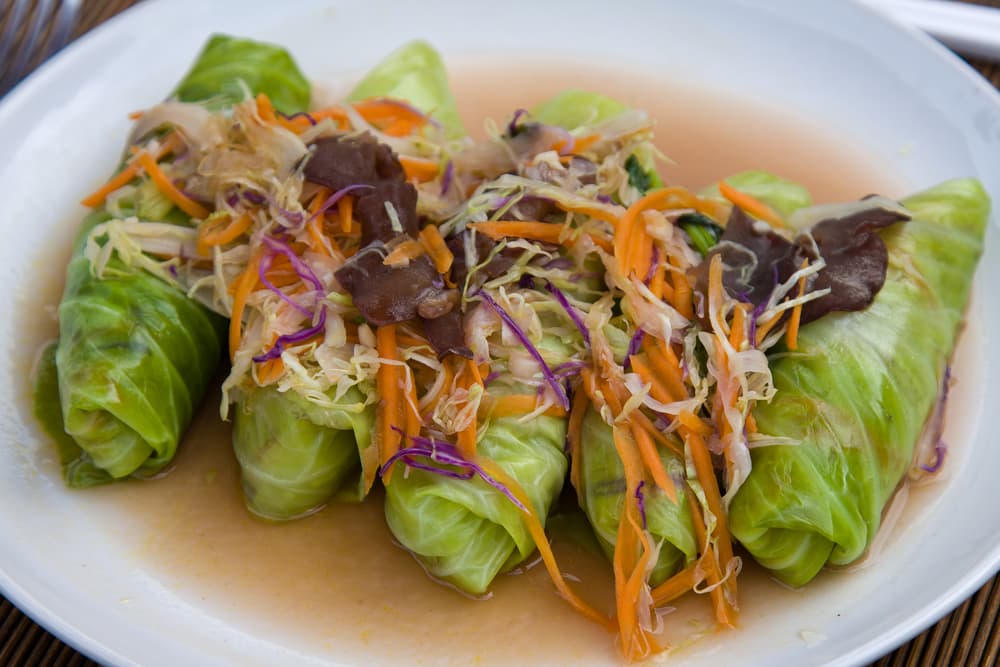 Por ejemplo, prueba con la lechuga; puede ser la nueva tortilla te ofrece el mismo sabor y con menos calorías. Además de la frescura y la practicidad que te da este ingrediente como parte de tu cocina.