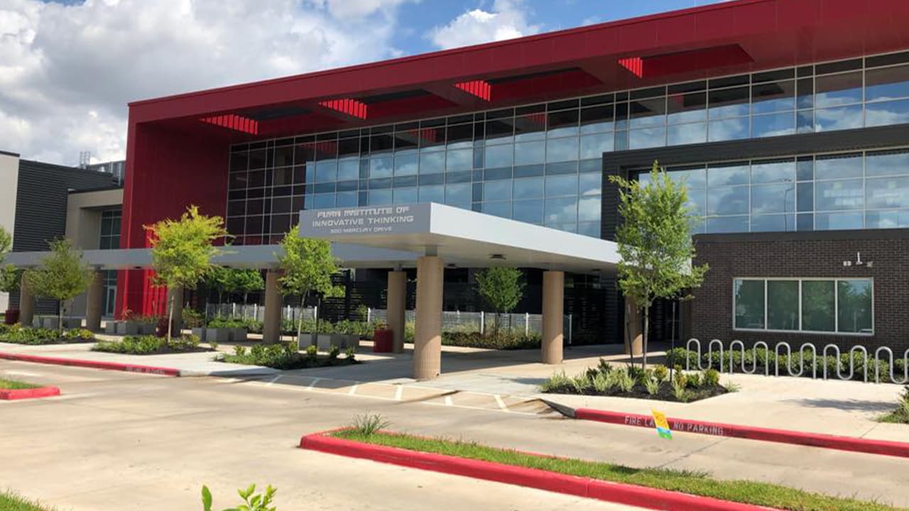 <b>Furr High School</b>, 500 Mercury Dr. Para ver la lista completa de las escuelas que participan en la entrega de despensas visite la 
<b><a href="https://www.houstonisd.org/SummerMeals" target="_blank">página de internet. </a></b>